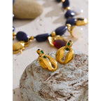 Jardín de Medianoche | Conjunto de collar y pendientes hechos a mano con dijes dorados 