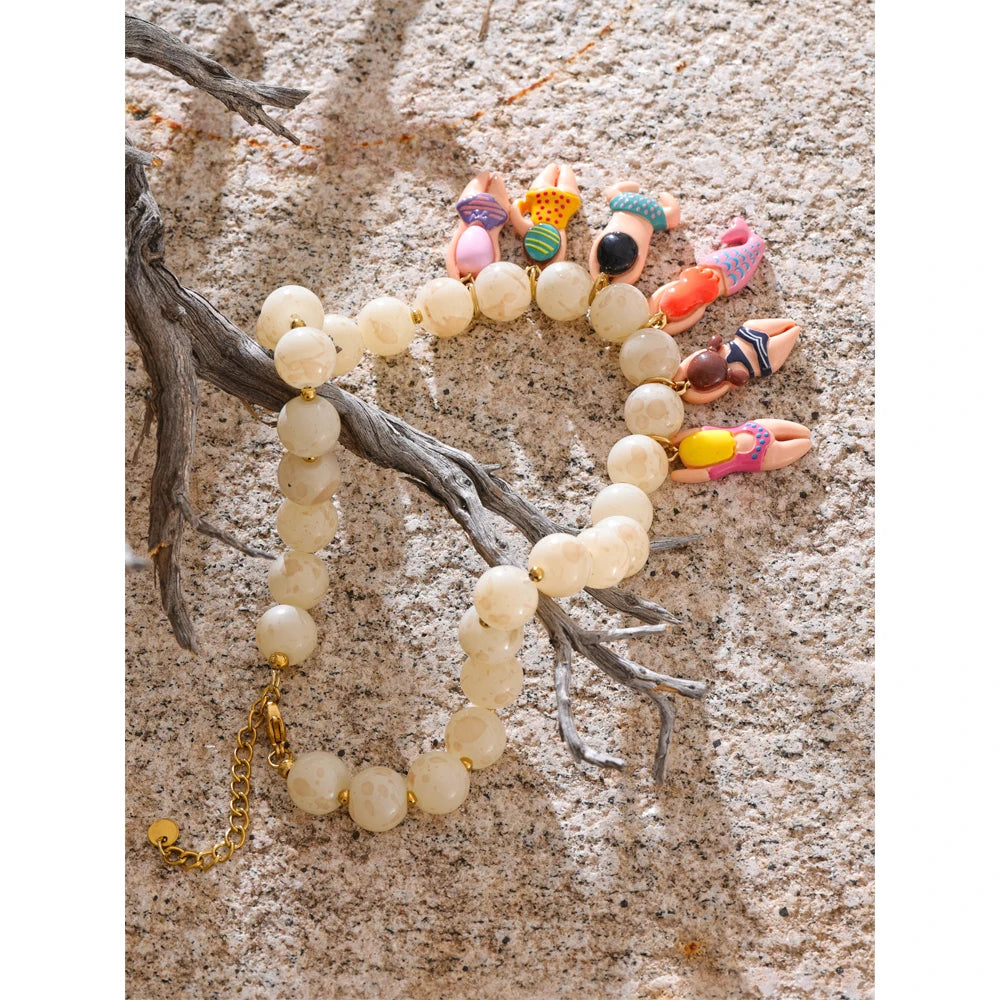 LA MUSE | Collier statement en résine faite main « Poupée en bikini » et perles de marbre 