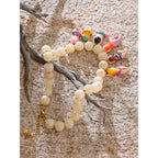 LA MUSE | Collier statement en résine faite main « Poupée en bikini » et perles de marbre 