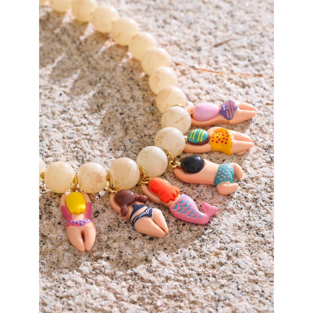 LA MUSE | Collier statement en résine faite main « Poupée en bikini » et perles de marbre 