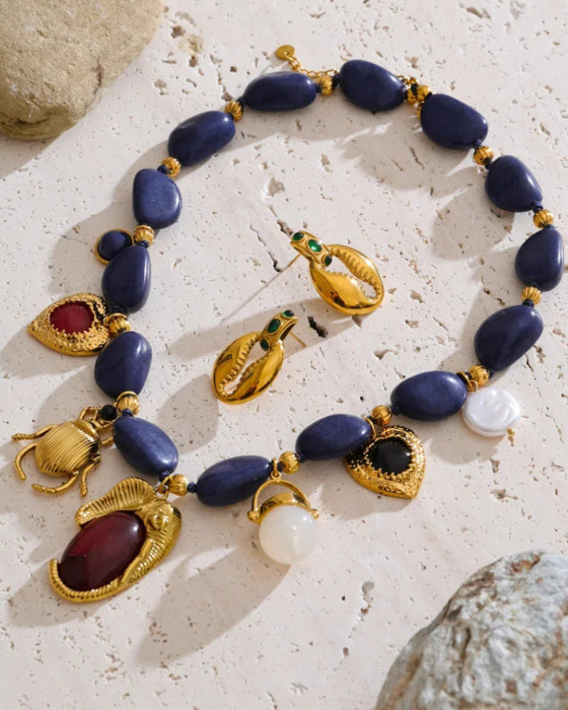 Jardín de Medianoche | Conjunto de collar y pendientes hechos a mano con dijes dorados 