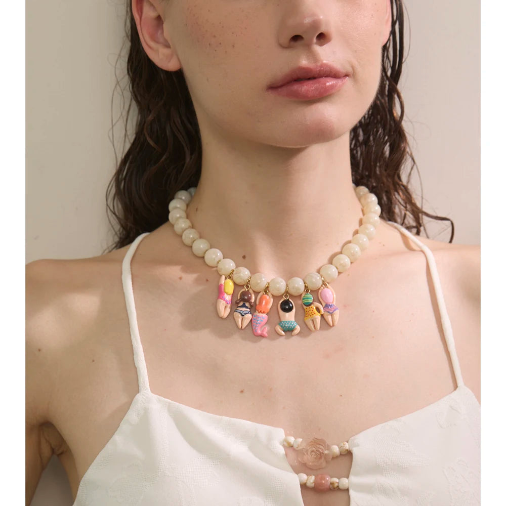 LA MUSE | Collier statement en résine faite main « Poupée en bikini » et perles de marbre 