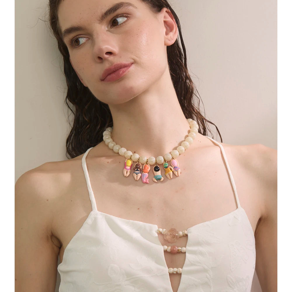 LA MUSE | Collier statement en résine faite main « Poupée en bikini » et perles de marbre 