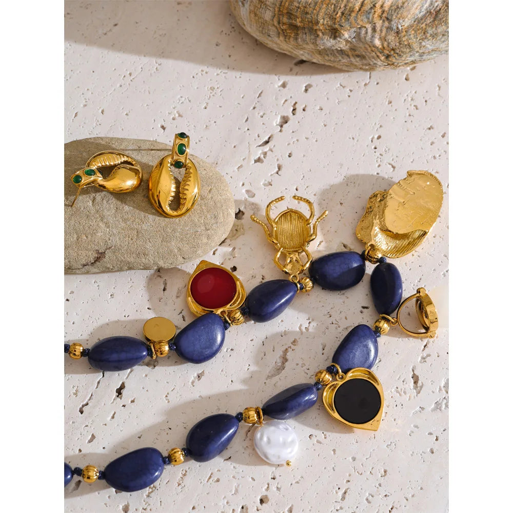 Jardín de Medianoche | Conjunto de collar y pendientes hechos a mano con dijes dorados 